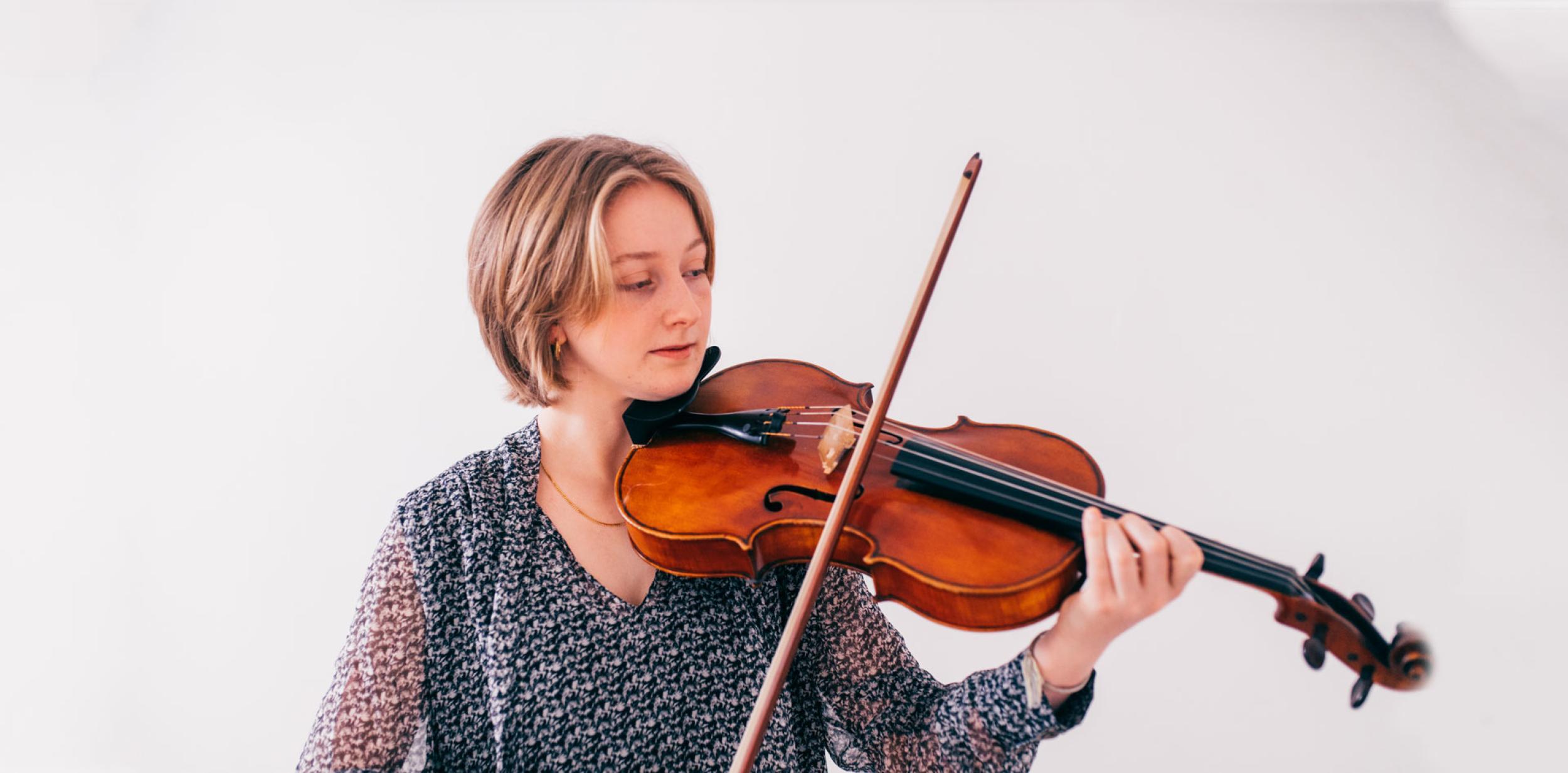 Isobel Adams playing the violin