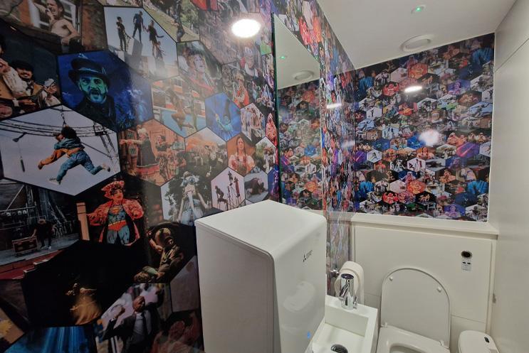 Circle level toilet